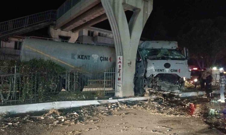 Aydın Söke'de tır üst geçidin beton ayağına çarptı, sürücü yaralandı ve Merak Edilenler