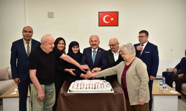 Aydın Valisi Varol, Dünya Yaşlılar Günü'nde huzurevi sakinleriyle buluştu