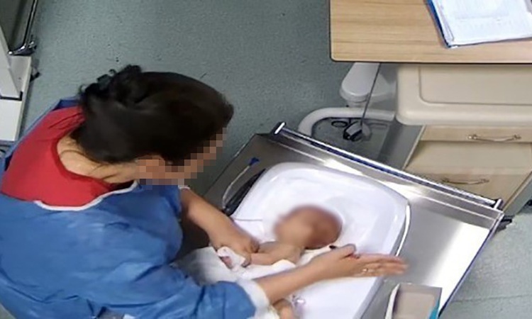 Ayrıntılar Netleşti: 5 günlük bebeğe şiddet iddiasıyla yargılanan hemşirenin tutukluluğu sürüyor ve Merak Edil