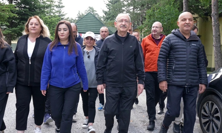 Ayrıntılar Netleşti: 77 yaşındaki Kılıçdaroğlu'nun Abant yürüyüşü: Yanındaki gençlerden daha tempolu yürümesi