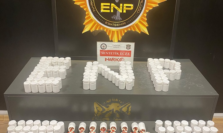 Ayrıntılar Netleşti: 8 bin 67 sentetik ecza hap taşıyan araç Eskişehir'de durduruldu, 1 şüpheli hakkında tutuk