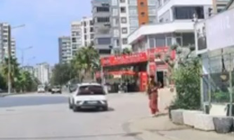 Ayrıntılar Netleşti: Adana'da el freni çekilmeyen otomobil kaldırımdaki yayayı ezmeden başka araca çarptı | İş