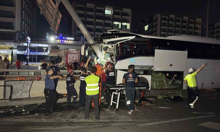 Ayrıntılar Netleşti: Adana'da kontrolden çıkan yolcu otobüsü alt geçit duvarına çarptı, 11 kişi yaralandı | İş
