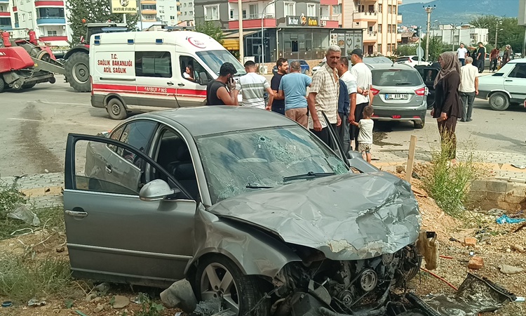 Ayrıntılar Netleşti: Adana Kozan'da iki otomobil çarpıştı, kazada yaralanan 4 kişi hastaneye kaldırıldı.