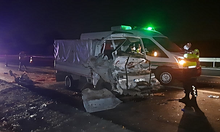 Ayrıntılar Netleşti: Adana'da tıra çarpan kamyonetteki 2 kişi yaşamını yitirdi: Gelişmeler Takip Ediliyor