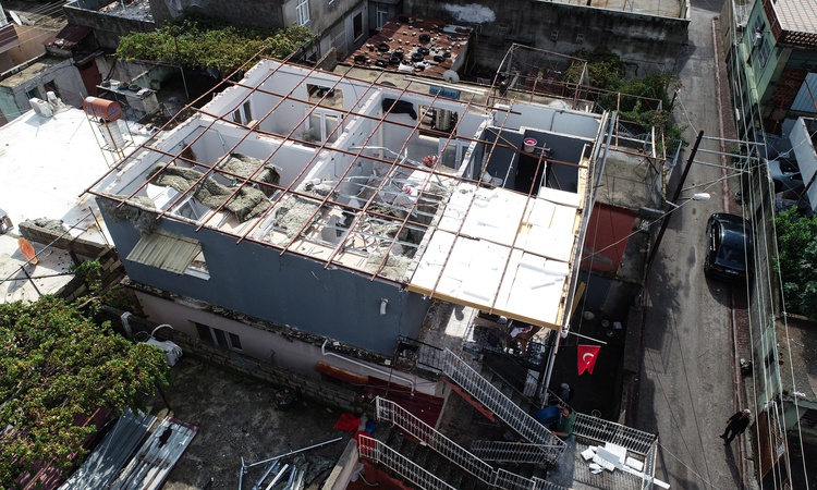 Ayrıntılar Netleşti: Adana Yüreğir'de rüzgarda çatı uçtu, evdeki 10-12 kişi deprem sandı