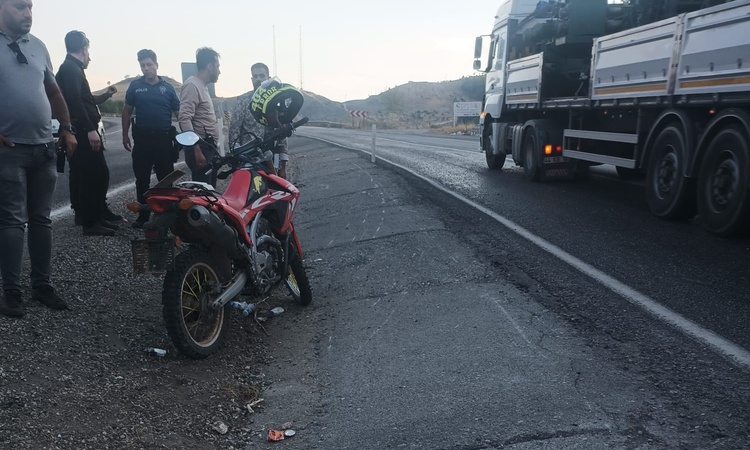 Ayrıntılar Netleşti: Adıyaman Gölbaşı'nda motosiklet bariyerlere çarptı, 1 kişi yaralandı