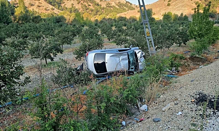 Ayrıntılar Netleşti: Adıyaman Gölbaşı'da otomobil bahçeye yuvarlandı, sürücü dahil 4 kişi yaralandı ve Merak E