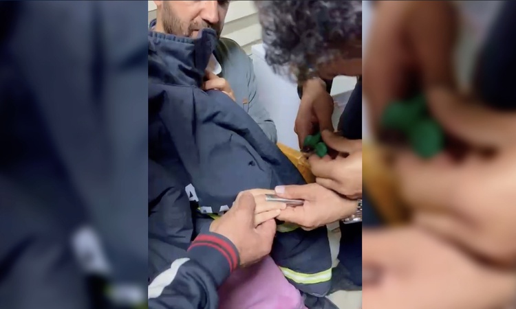 Ayrıntılar Netleşti: Adıyaman'da parmağı demir boruya sıkışan çocuk, 30 dakikalık müdahaleyle kurtarıldı | İşt