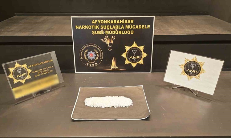 Ayrıntılar Netleşti: Afyonkarahisar'da 44 gram uyuşturucu ele geçirilen operasyonda 3 kişi hakkında tutuklama