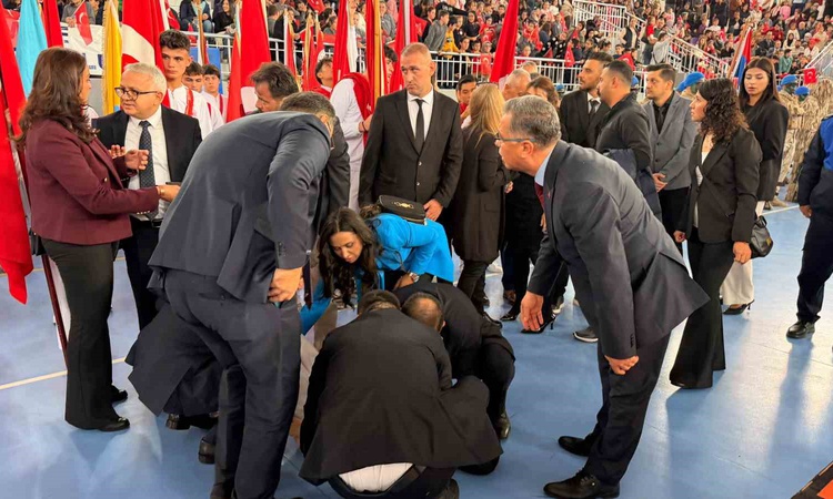 Ayrıntılar Netleşti: Afyonkarahisar'da bayrak taşıyan kız öğrenci bayıldı, doktor vekil müdahale etti - Son Da