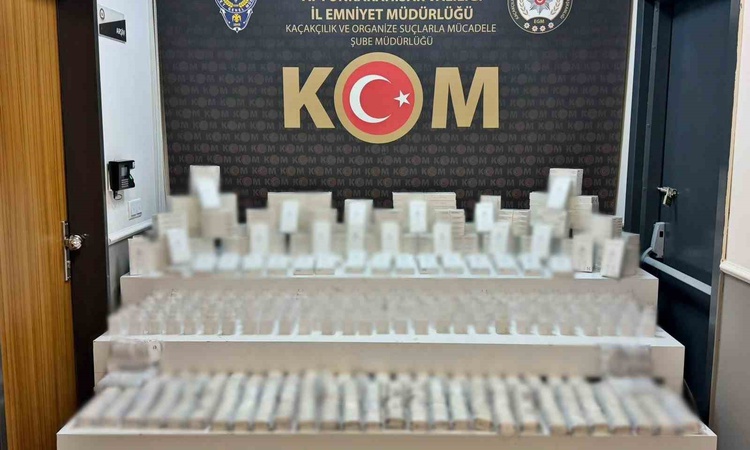 Ayrıntılar Netleşti: Afyonkarahisar Bolvadin'de polis, araçta kaçak cep telefonu aksesuarları ele geçirdi