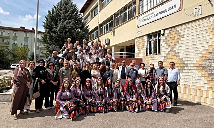 Ayrıntılar Netleşti: Afyonkarahisar Cumhuriyet Anadolu Lisesi mezunları 40. yıl buluşmasında yoklama yaptı