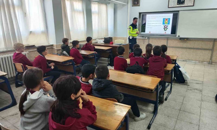 Ayrıntılar Netleşti: Afyonkarahisar'da jandarma, Tınaztepe beldesinde 29 öğrenciye trafik eğitimi verdi - Son