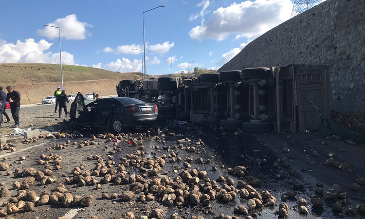 Ayrıntılar Netleşti: Ağrı Hamur'da pancar yüklü TIR otomobille çarpıştı, 4 kişi öldü, 1 kişi yaralandı: Gelişm