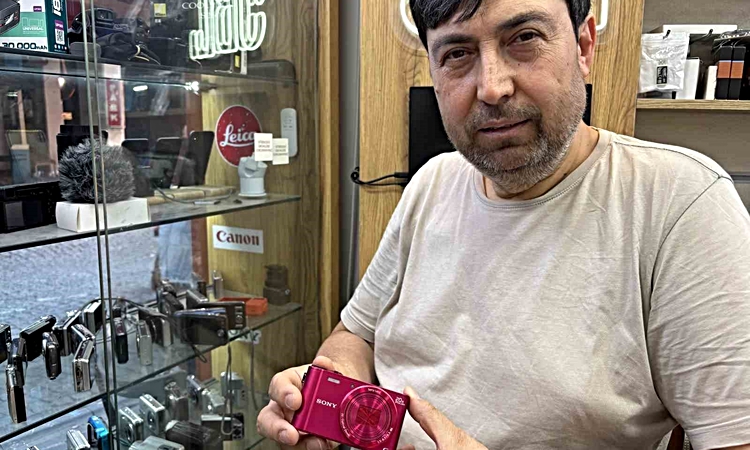 Ayrıntılar Netleşti: Akıllı telefonların yapaylığından kaçıp kompakt fotoğraf makinelerine yöneldiler ve Merak