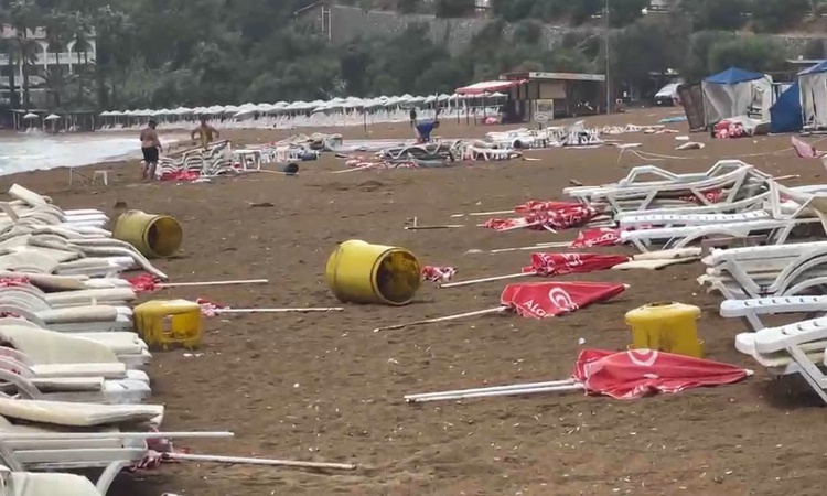 Ayrıntılar Netleşti: Alanya'da fırtına, İncekum Plajı'nda şezlong ve şemsiyeleri metrelerce sürükledi - Son Da