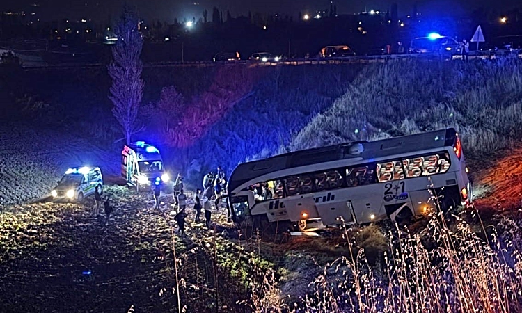 Ayrıntılar Netleşti: Amasya Merzifon'da yolcu otobüsü şarampole uçtu, ilk belirlemelere göre 24 yaralı var | İ