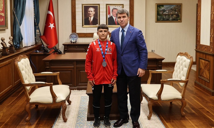 Ayrıntılar Netleşti: Amasya Valisi Bakan, Balkan ikincisi milli güreşçi Kuzucu'yu tebrik etti ve Merak Edilenl