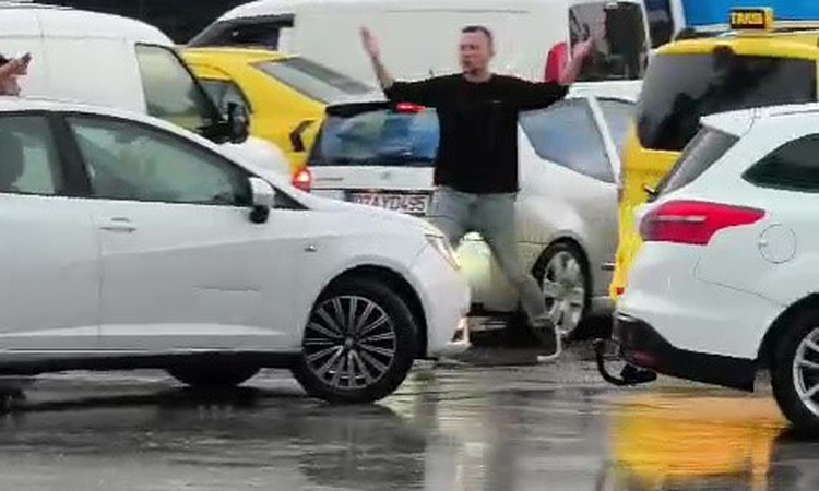 Ayrıntılar Netleşti: Antalya Muratpaşa'da trafik ışıkları çalışmayınca kavşak kilitlendi, sürücüler trafiği aç