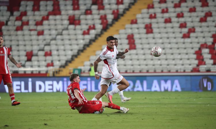Ayrıntılar Netleşti: Antalyaspor evinde Sivasspor'a 2-1 mağlup oldu: Gelişmeler Takip Ediliyor