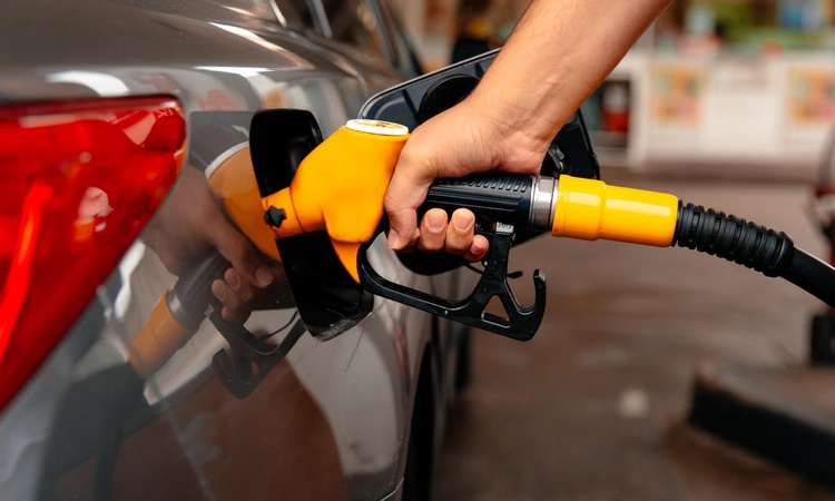 Ayrıntılar Netleşti: Araç sahiplerine müjde! Benzine dev indirim pompaya yansıdı ve Merak Edilenler