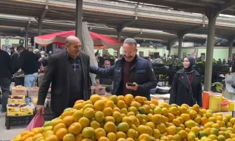 Ayrıntılar Netleşti: Ardahan Valisi Ömer Hilmi Yamlı eşiyle pazarda alışveriş yapıp esnafla sohbet etti