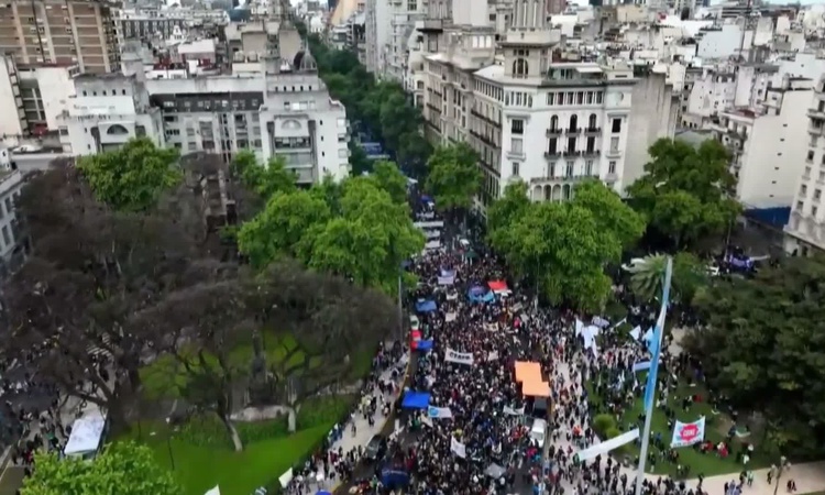 Ayrıntılar Netleşti: Arjantin'de üniversite protestosunda polisle çatışma çıktı, 25 kişi yakalanarak gözaltına