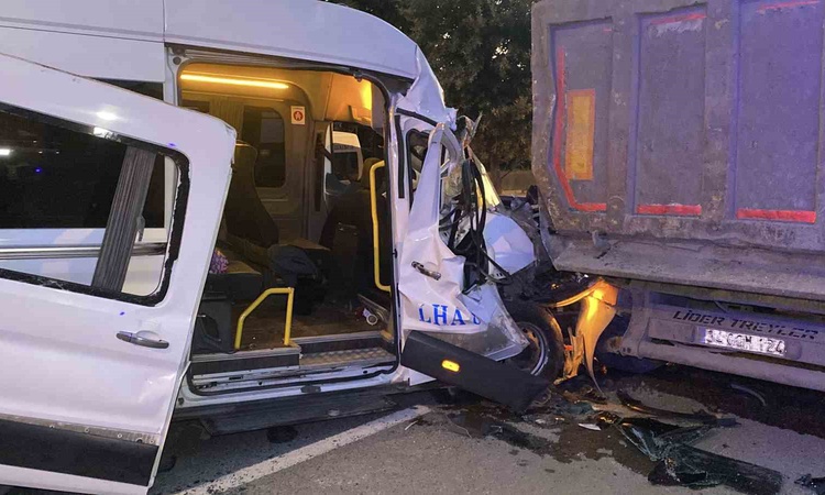 Ayrıntılar Netleşti: Arnavutköy'de servis minibüsü hafriyat kamyonuna çarptı, 9 kişi hafif yaralandı ve Merak