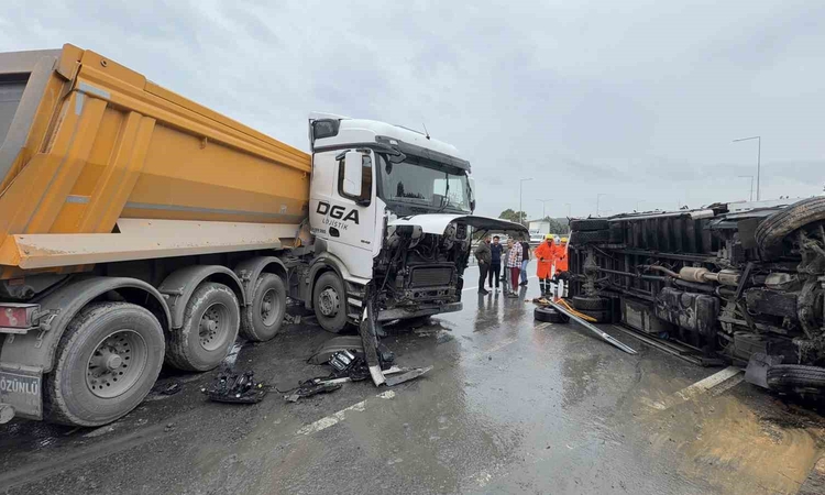 Ayrıntılar Netleşti: Arnavutköy'de yağışta devrilen kamyona çarpan hafriyat kamyonu 2 sürücüyü yaraladı - Son