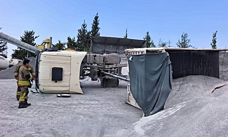 Ayrıntılar Netleşti: Arsuz’da devrilen kamyonun sürücüsü yaralandı