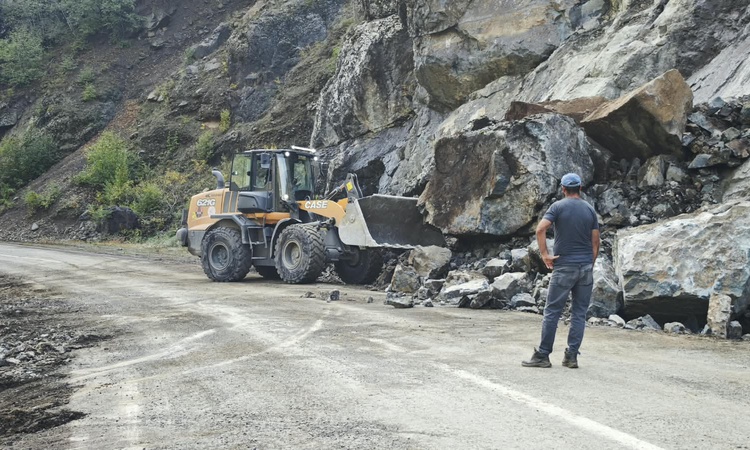 Ayrıntılar Netleşti: Artvin Şavşat'ta heyelanla kapanan köy yolunda Karayolları ekipleri çalışma başlattı