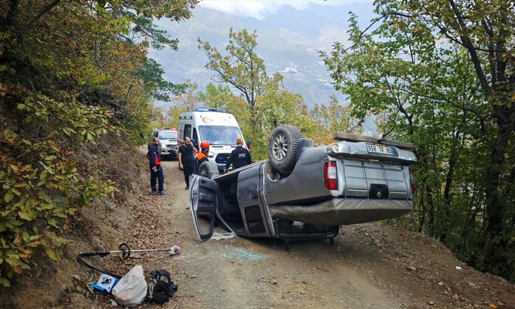 Ayrıntılar Netleşti: Artvin'de toprak alana çarpan kamyonet devrildi, araçtaki 2 kişi yaralandı | İşte Tüm Ayr