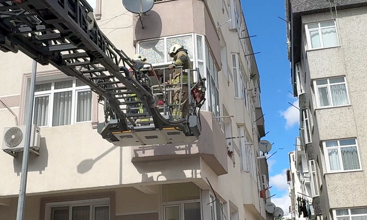 Ayrıntılar Netleşti: Avcılar'da kombi yangınını söndüren itfaiye, içeride kalan anahtarı teslim etti ve Merak