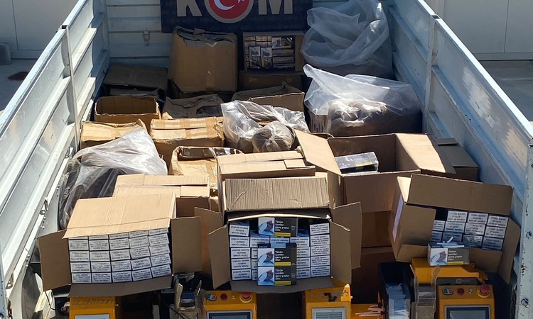 Ayrıntılar Netleşti: Aydın Efeler'de 138 bin 800 makaron ele geçirildi, 3 şüpheli yakalanarak gözaltına sevk e