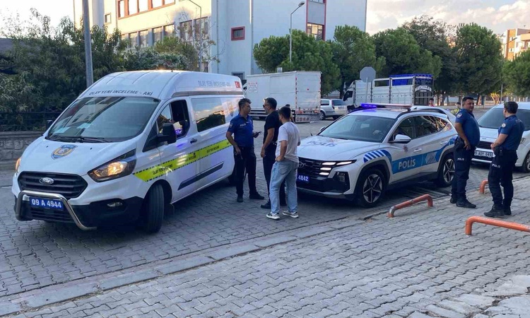 Ayrıntılar Netleşti: Aydın Efeler'de okul önünde aracın altına gizlenmiş pompalı tüfek ele geçirildi - Son Dak