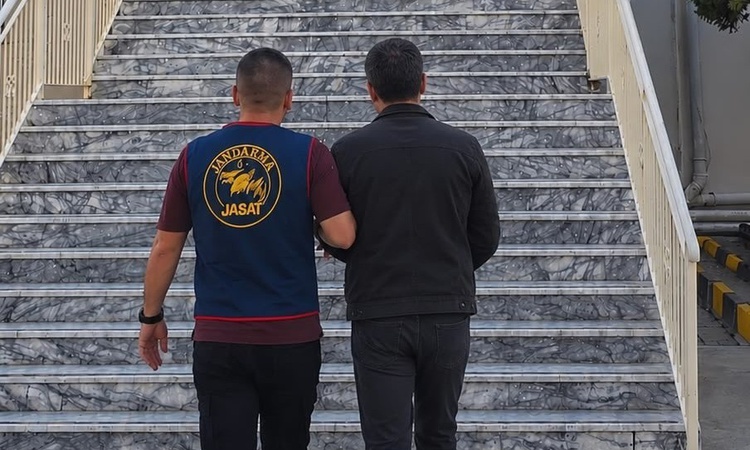 Ayrıntılar Netleşti: Aydın Söke'de hakaret suçundan 12 yıl hapis cezasıyla aranan şahıs yakalandı | İşte Tüm A