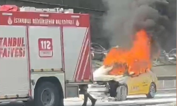 Ayrıntılar Netleşti: Bağcılar'da taksi alev aldı, alkolmetreyi üflemeyen şoför hastaneye götürüldü - Son Dakik