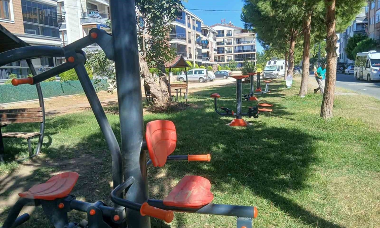 Ayrıntılar Netleşti: Balıkesir Edremit'te spor aletleri montajı resmen start aldı, park alanı hazırlığı sürüyo