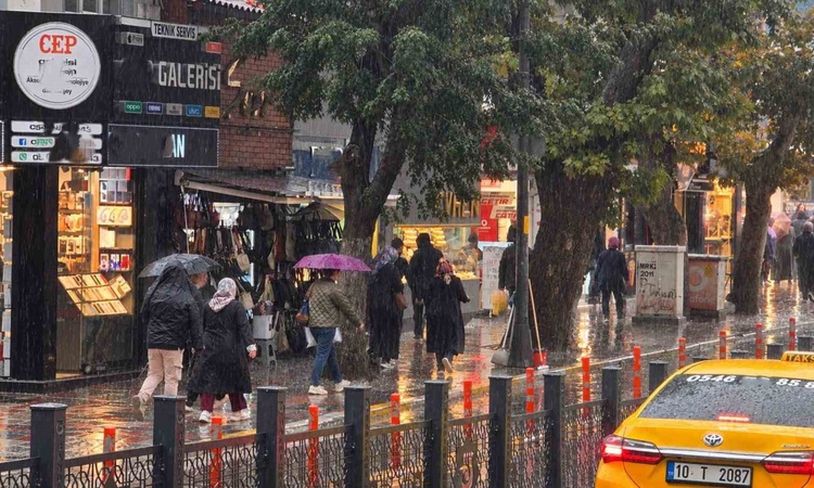 Ayrıntılar Netleşti: Bandırma'da sağanak, kent merkezinde günlük yaşamı ve trafiği olumsuz etkiledi