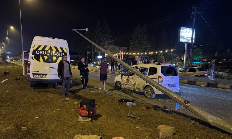 Ayrıntılar Netleşti: Bartın'da minibüs ile hafif ticari aracın çarpıştığı kazada 21 kişi yaralandı: Gelişmeler