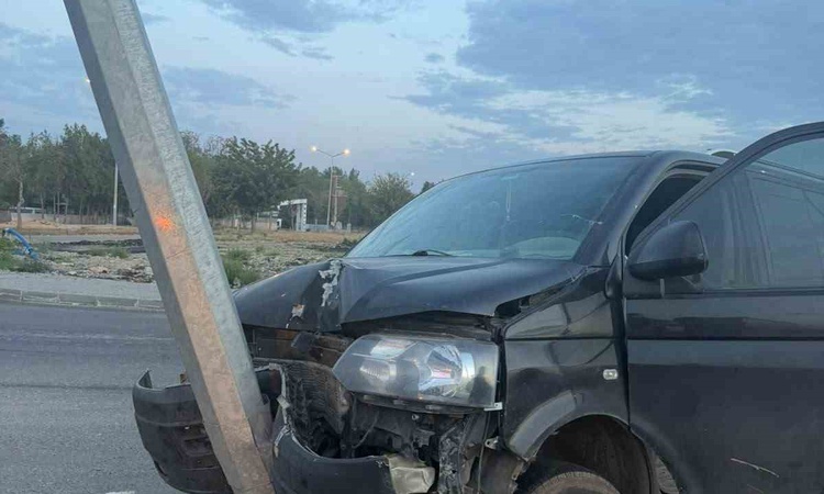 Ayrıntılar Netleşti: Batman’da hafif ticari araç aydınlatma direğine çarptı: 1 yaralı