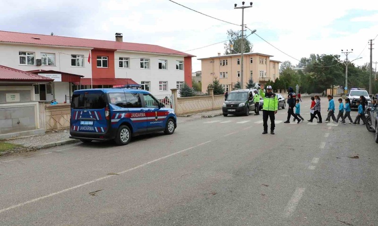 Ayrıntılar Netleşti: Bayburt'ta jandarma, Konursu ve Adabaşı köy okullarında güvenlik tedbirlerini artırdı - S