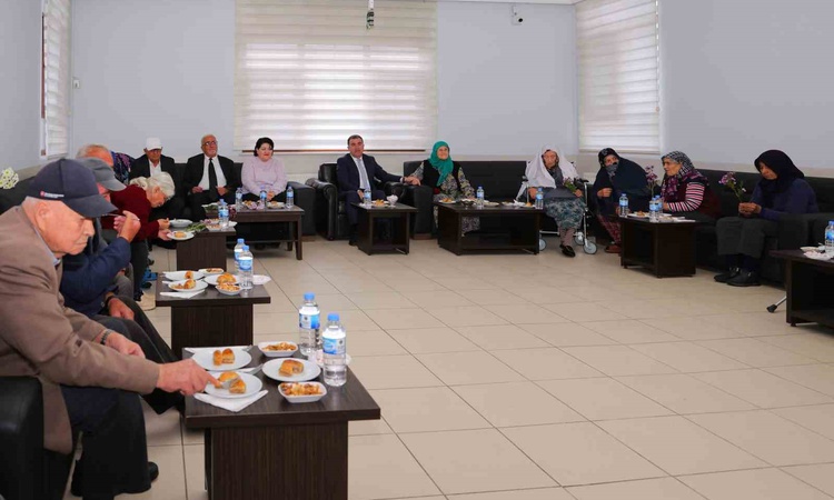 Ayrıntılar Netleşti: Bayburt Valisi Eldivan, Dünya Yaşlılar Günü'nde huzurevi sakinleriyle bir araya geldi