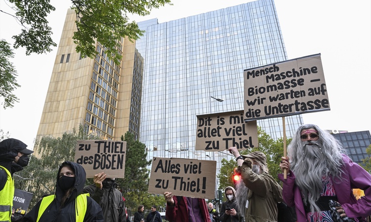 Ayrıntılar Netleşti: Berlin'de yüzlerce kişi Peter Thiel'in 2026 Axel Springer Ödülü'nü protesto etti ve Merak