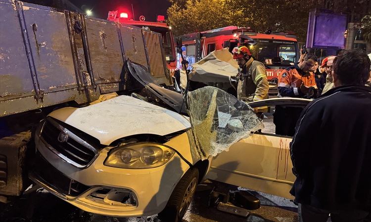 Ayrıntılar Netleşti: Beyoğlu'nda otomobil taksiye arkadan çarptı, otomobilde sıkışan 3 kişi kurtarıldı: Gelişm