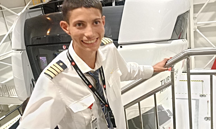 Ayrıntılar Netleşti: Beyşehirli Burak Subaşı, THY ve Bakanlık desteğiyle kokpitte pilotluk hayalini yaşadı - S