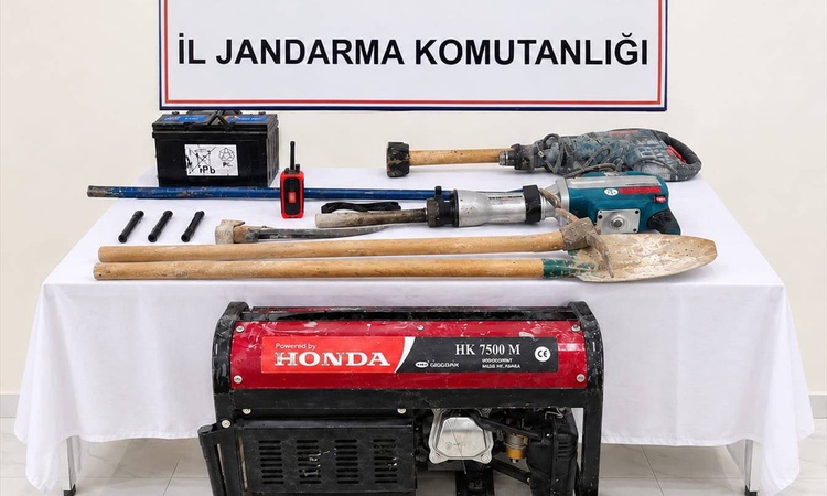 Ayrıntılar Netleşti: Bilecik İnhisar'da jandarma operasyonunda kaçak kazı yapan 12 şüpheli yakalandı