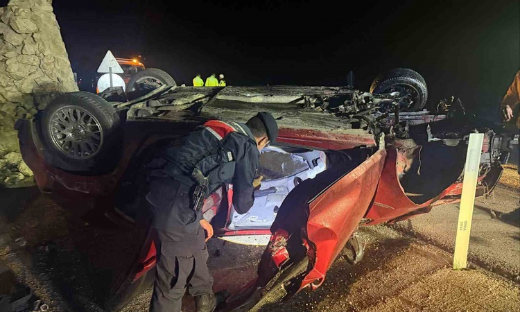 Ayrıntılar Netleşti: Bilecik'te refüje çarpan otomobil takla attı, kazada 3 kişi yaralandı ve Merak Edilenler