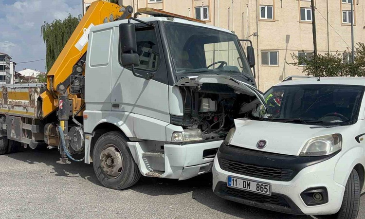 Ayrıntılar Netleşti: Bilecik'te vinçle çarpışan hafif ticari araçtaki 1 kişi yaralandı